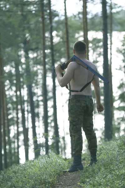 Hombre Caza Bosque Verano Paisaje Bosque Cazador Con Rifle Caza — Foto de Stock