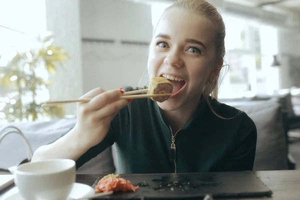 Chica Come Sushi Rollos Restaurante Cocina Oriental Comida Japonesa Modelo —  Fotos de Stock