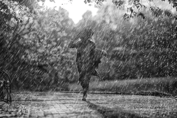 Kesä Sade Romanssi Tyttö Onnellisuus Sää Sade Kesä Mieliala Onnellinen — kuvapankkivalokuva
