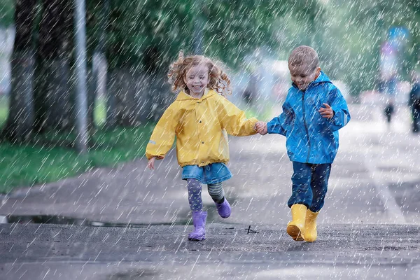 Çocuklar Yağmurluk Yazlık Park Yağmur Erkek Kız Kardeşi Çocuk Erkek — Stok fotoğraf