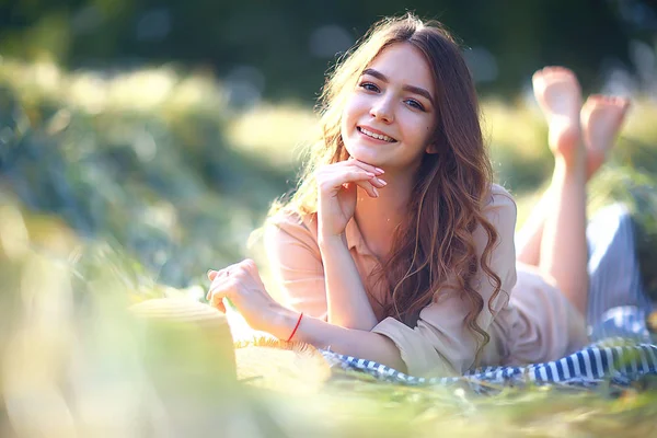 Щаслива Молода Модель Дорослих Жовтому Пшеничному Полі Концепція Літнього Щастя — стокове фото