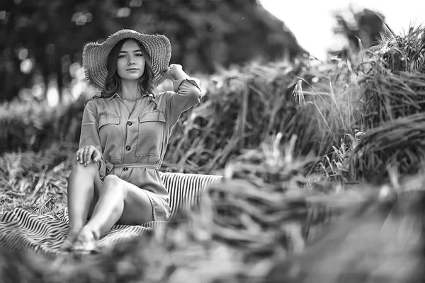 Jovem Modelo Europeu Feliz Férias Verão Passeio Natureza Paisagem Verão — Fotografia de Stock