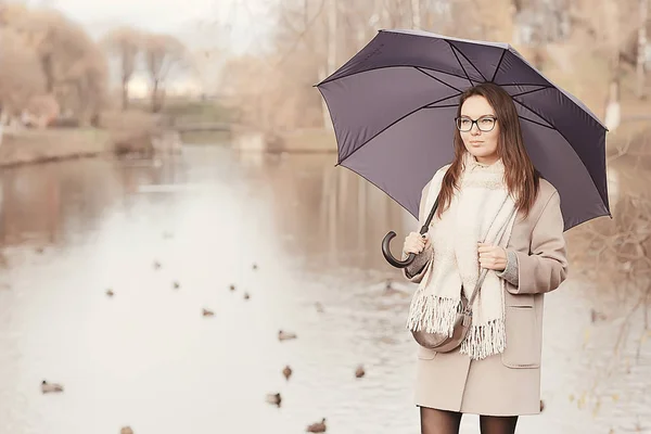 Dívka Deštníkové Lesy Krajina Podzimní Pohled Mladá Žena Deštníkem Městském — Stock fotografie