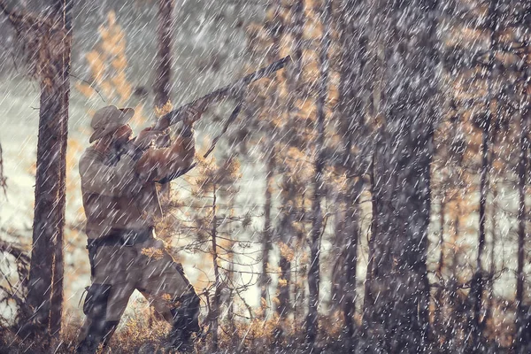 Jagd Mann Jäger Mit Gewehr Jagd Herbstwald Gelbe Bäume Landschaft — Stockfoto