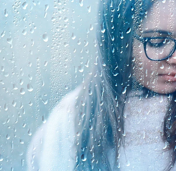 秋の雨滴モデル 女の子の秋の外観 風の中で水しぶきや雨滴 市内の10月 — ストック写真