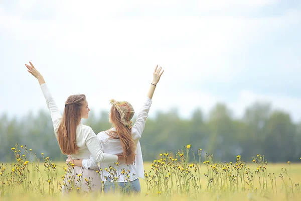 Anonimo Ragazza Campo Vista Dalla Schiena Felicità Libertà Gioiosa Ragazza — Foto Stock