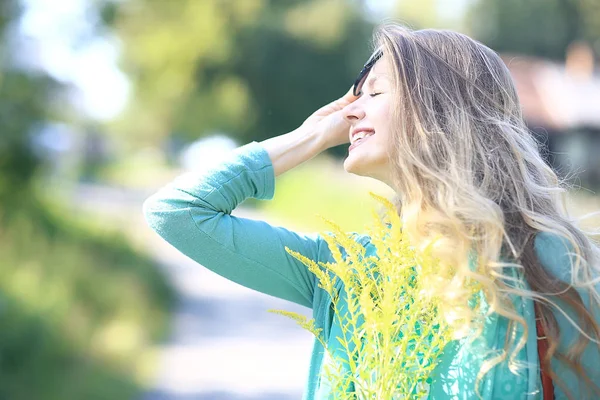 Chica Sorpresa Gafas Sol Imagen Vívida Modelo Sorpresa Seductora Joven — Foto de Stock