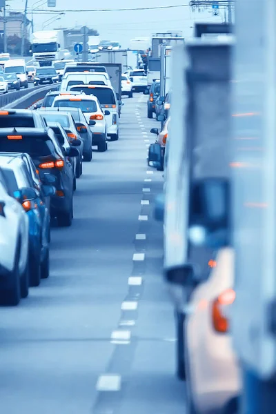 白天交通拥堵在城市公路上的汽车 交通概念 城市交通大都市景观 — 图库照片