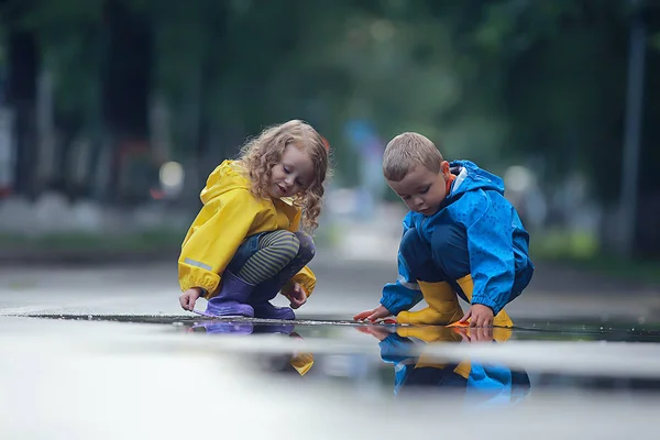 Bror Och Syster Spela Båtar Pöl Regnrockar Kläder Höst Väder — Stockfoto