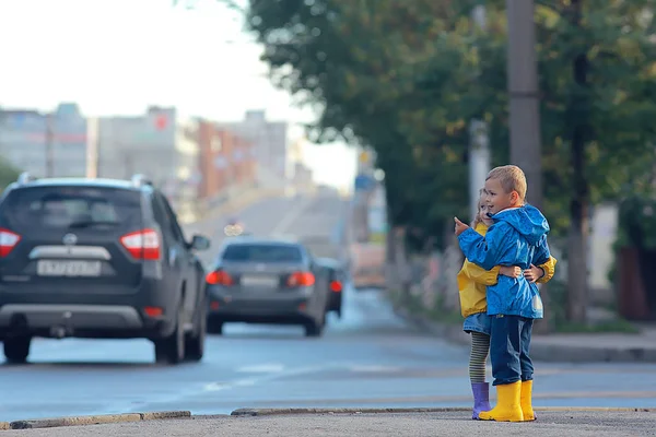 子供たちは 交差点 輸送で市内の道路 男の子と女の子の小さな子供を横断します — ストック写真