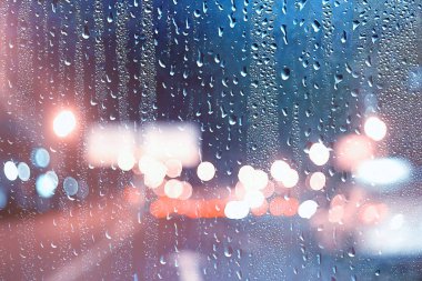 şehirde cam oto yol yağmur sonbahar gecesi / soyut sonbahar arka plan damla, oto trafik, araba ile romantik yolculuk