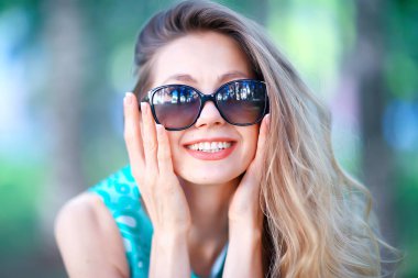 güneş gözlüğü neşeli sarışın / genç güzel kız, güneş gözlüğü, kadın yaz bakmak