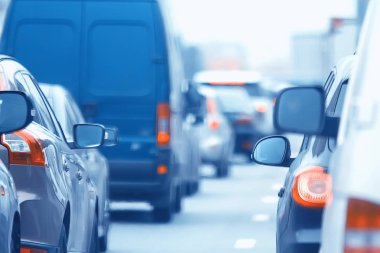 karayolu araba / ulaşım kavramı üzerinde şehirde gün trafik sıkışıklığı, şehir trafik metropol manzara görünümü