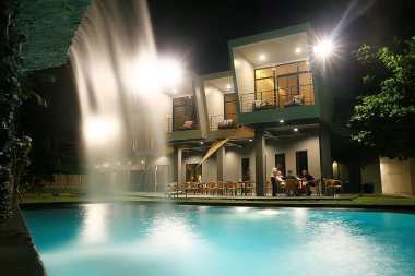 otel şezlong havuzu / tropikal otelde dinlenme, rahat dinlenme, rekreasyon
