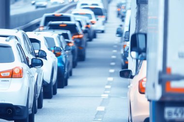 trafik sıkışıklığı / trafikte soyut kentsel görünüm yol manzara sıcak yaz günü