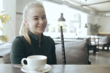 kız barda bir nargile içiyor / sigara, sağlık, modern sigara vape