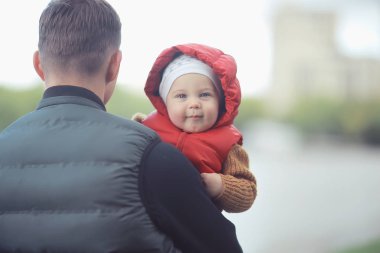omuzlarında bebek baba / aile bakımı babalık, baba ve oğul, aile mutluluğu yürüyüş