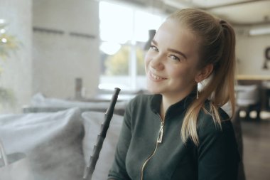 kız barda bir nargile içiyor / sigara, sağlık, modern sigara vape