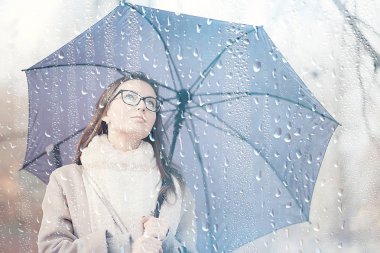 sonbahar yağmur damlaları modeli / yağmur hava, kız sonbahar bakmak, sıçramaları ve rüzgarda yağmur damlaları, şehirde ekim