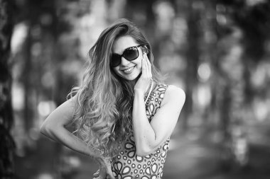 siyah beyaz portre seksi mutlu kız / güzel genç yetişkin kadın, güzel sarışın