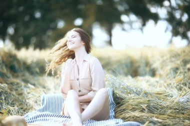 genç mutlu avrupa modeli / yaz tatili, yaz manzara doğada bir yürüyüş, tek başına yetişkin bir kız