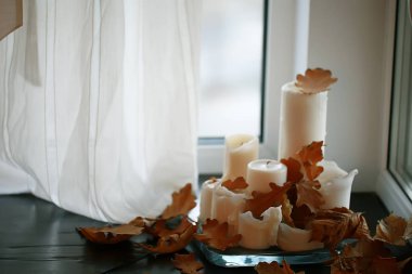 mumlar sarı yaprakları arka plan sonbahar / soyut şenlikli sıcak natürmort mumlar ile