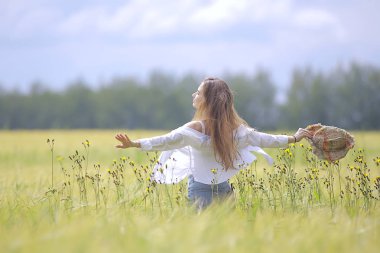 arkadan anonim kız alan görünümü / mutluluk özgürlük neşeli kız ruh hali yaz tatili