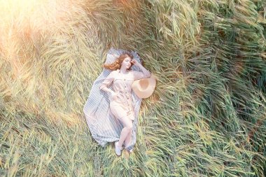 kız elbise buğday tarlası / mutlu yaz tatili konsepti, güneşli bir alanda bir model