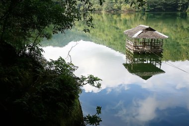 gölde manzara, filipin adaları / yüzen bir ev ile tropikal yanardağ gölü