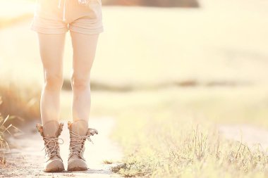 yaz trekking botlar kadın bacakları / alan kadın büyük ayakkabı kız anonim yürür