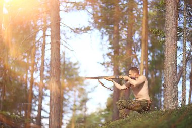 sonbahar ormanlarında bir silah avcılık ile avcılık adam / avcı, taiga sarı ağaçlar manzara
