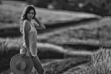 genç mutlu avrupa modeli / yaz tatili, yaz manzara doğada bir yürüyüş, tek başına yetişkin bir kız