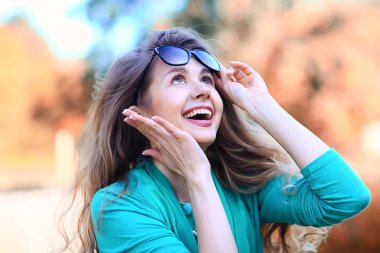 güneş gözlüğü sürpriz kız / canlı görüntü modeli sürpriz baştan çıkarıcı genç yetişkin modeli