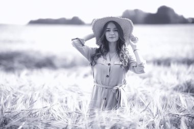 sarı buğday alanında bir alanda / manzara bir hasır şapka bir kız yaz portresi, Provence rustik romantizm