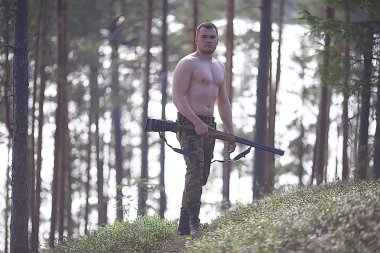 adam orman yaz / orman peyzaj avcılık gider, bir av tüfeği avı ile avcı