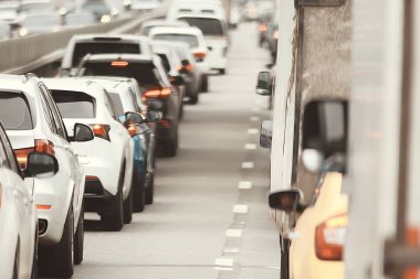 karayolu araba / ulaşım kavramı üzerinde şehirde gün trafik sıkışıklığı, şehir trafik metropol manzara görünümü