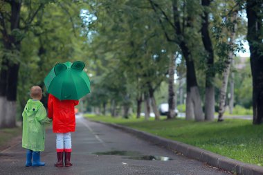 erkek ve kız kardeşi parkta bir şemsiye altında / erkek ve kız sonbahar parkta, ormanda çocuklar sonbaharda yürümek