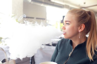 kız barda bir nargile içiyor / sigara, sağlık, modern sigara vape