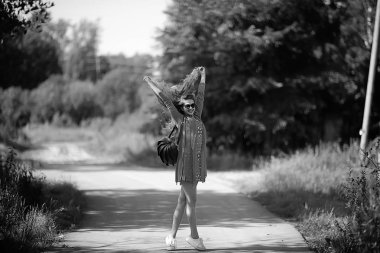 seksi sarışın yürüyüş yaz parkı / kentsel tarzı, kentsel tarzı göz alıcı genç kadın