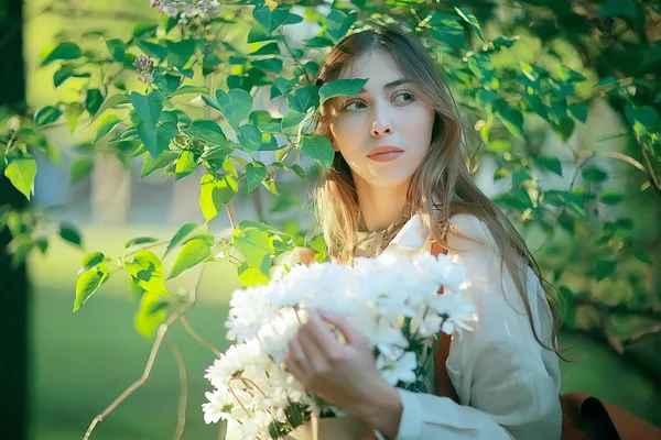 Şehirde Çiçek Ile Mutlu Kız Yaz Fotoğraf Genç Güzel Kız — Stok fotoğraf