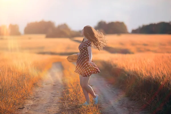 Menina Vestido Campo Trigo Conceito Feliz Férias Verão Modelo Campo — Fotografia de Stock