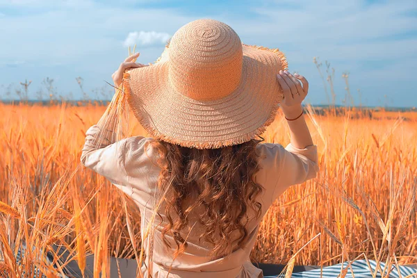 Strohhut Glück Blick Von Hinten Mädchen Sommer Blick Von Hinten — Stockfoto