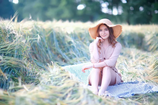 Ragazza Seduta Campo Con Cappello Paglia Vacanza Estiva Riposo Giovane — Foto Stock