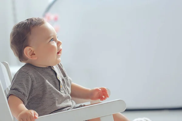 深刻な子供の男の子 スタジオで小さな子供の肖像画 小さな男の子の顔 — ストック写真