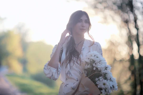 Girl Waiting City Date Happy Girl Bouquet Flowers Walking Urban — Stock Photo, Image