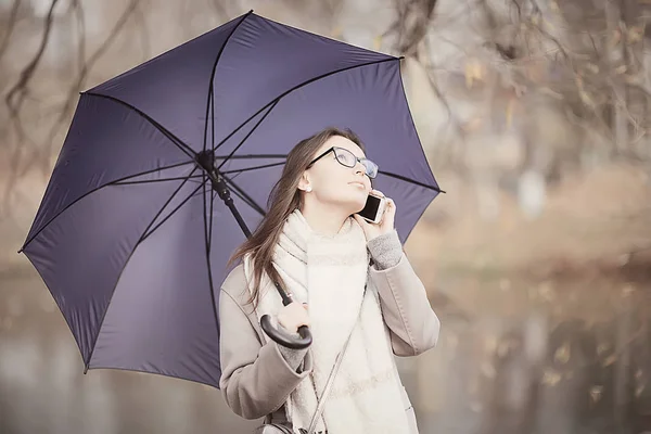 秋の雨 秋の天気予報メッセージで電話で話している女性 傘を持ったモデル — ストック写真