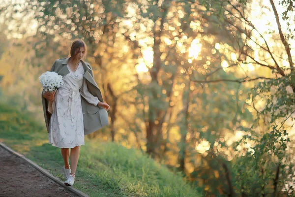 Menina Feliz Com Flores Cidade Verão Foto Jovem Menina Bonita — Fotografia de Stock