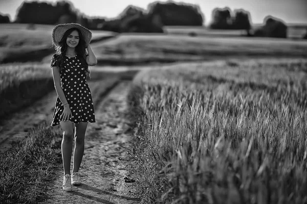 Ragazza Vestito Campo Grano Felice Estate Concetto Vacanza Modello Campo — Foto Stock