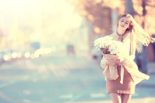 Flicka Väntar Stad Datum Lycklig Flicka Med Bukett Blommor Promenader — Stockfoto