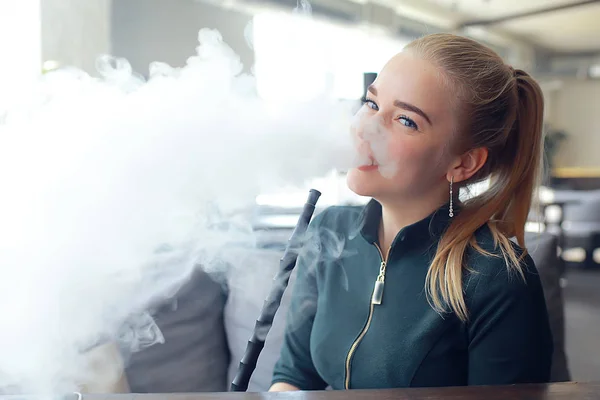 Menina Fuma Narguilé Bar Fumar Saúde Cigarros Modernos Vape — Fotografia de Stock